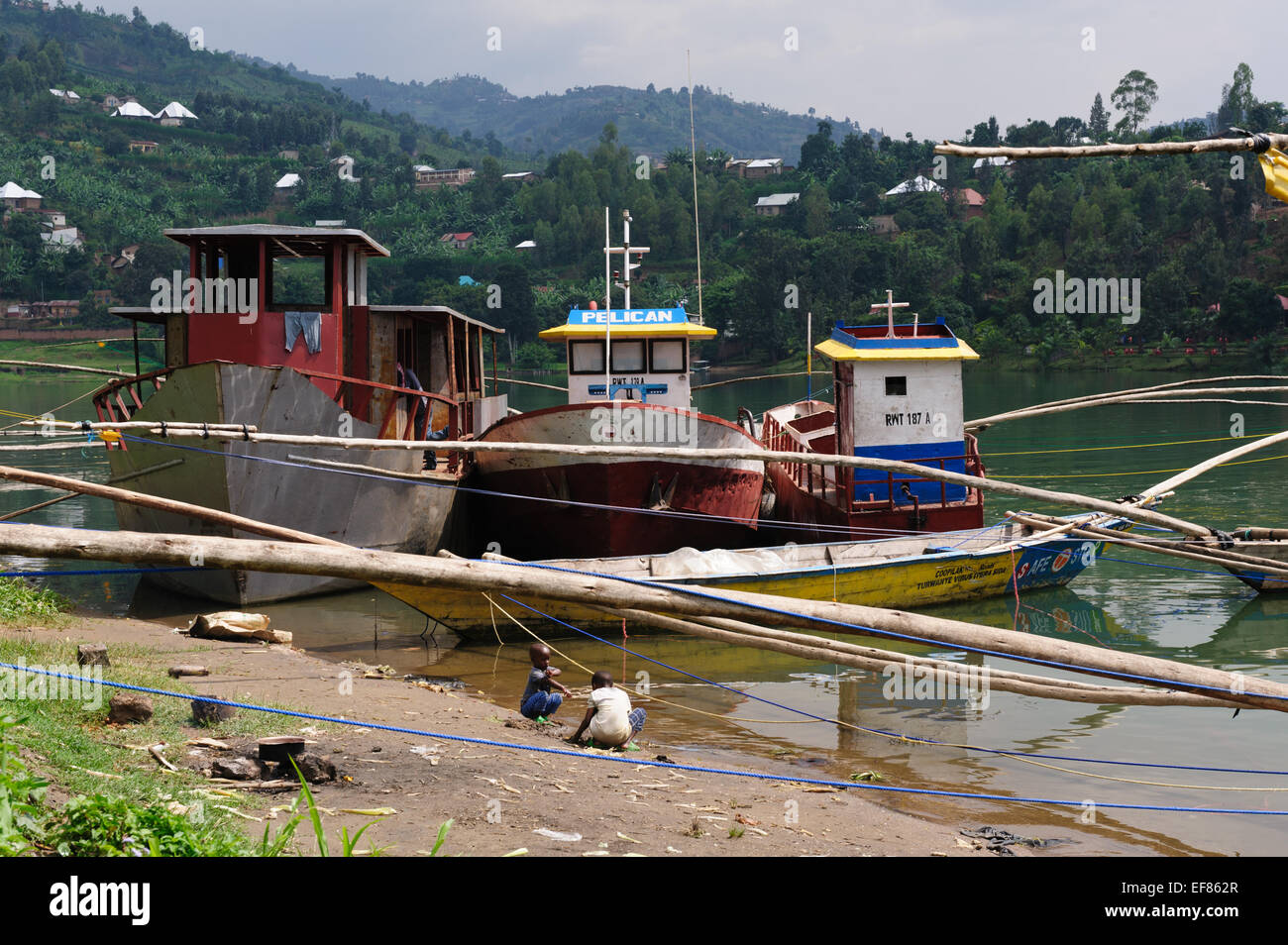 Metall-Fracht Boote und hölzerne Fischerboote auf dem ruandischen Gelände des Kivu-Sees. Ruanda Stockfoto