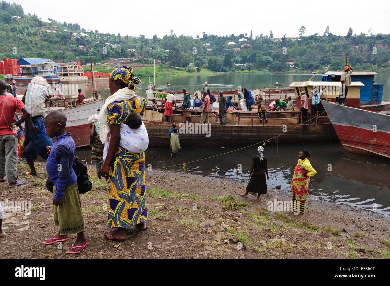 Dorfbewohner versammeln sich um Fracht Boote kommen aus dem Kongo mit Früchten und anderen Gütern. Kivu-See. Ruanda Stockfoto