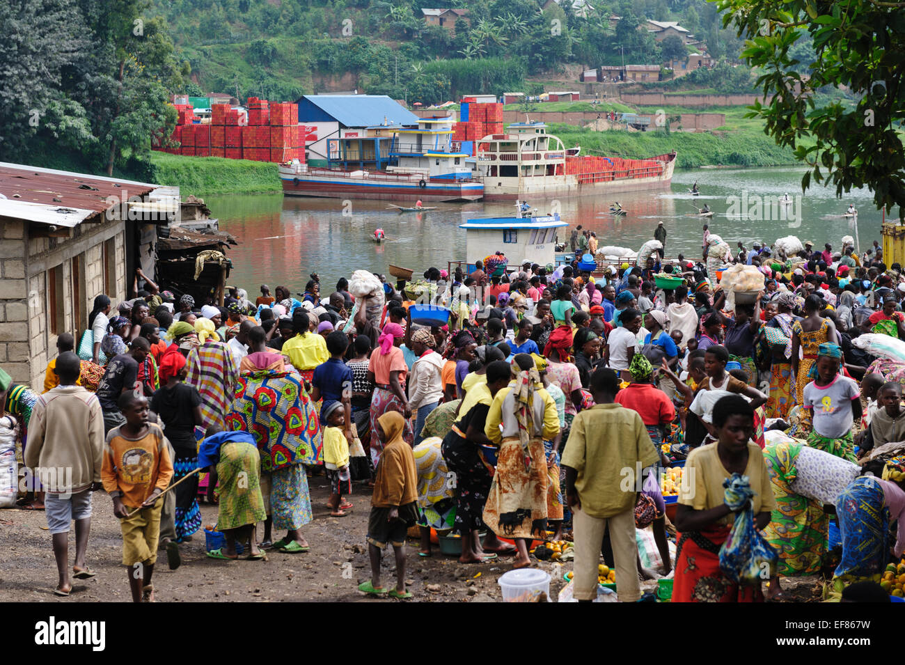 Dorfbewohner versammeln sich um Fracht Boote kommen aus dem Kongo mit Früchten und anderen Gütern. Kivu-See. Ruanda Stockfoto