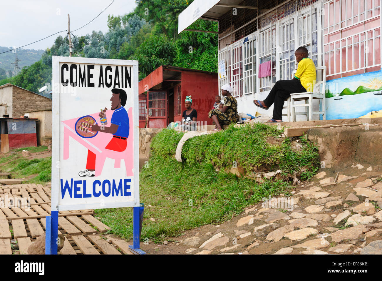 Werbung-Board von einem kleinen lokalen Restaurant am Anfang des der Kongo-Nil-Trail. Kivu-See. Ruanda. Stockfoto