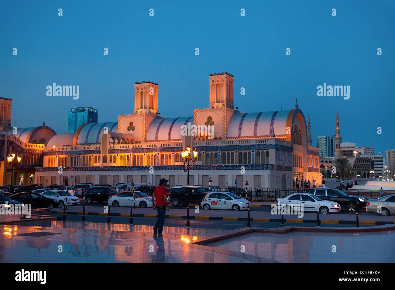 Sharjah, Vereinigte Arabische Emirate - 29. November 2013: Straßen von Sharjah, eines der größten Städte in Vereinigte Arabische Emirate. Rush Hour mit Verkehr Stockfoto