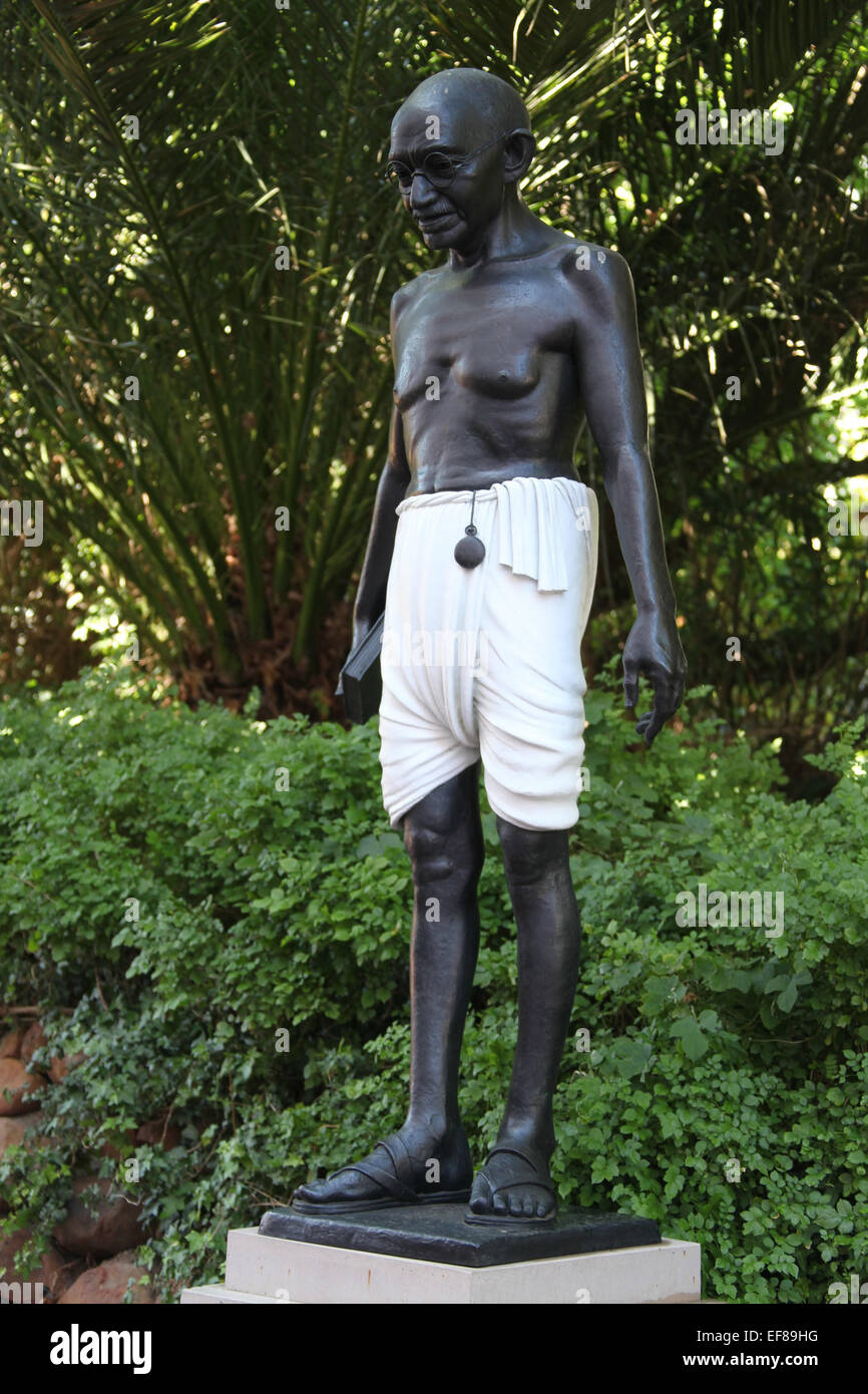 Mahatma Gandhi-Statue von Anton Momberg vor dem berühmten Mt Nelson Hotel in Kapstadt Stockfoto