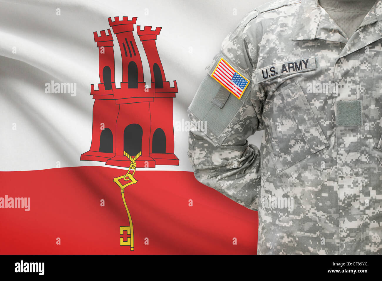 US-Soldat mit Flagge auf Hintergrund - Gibraltar Stockfoto