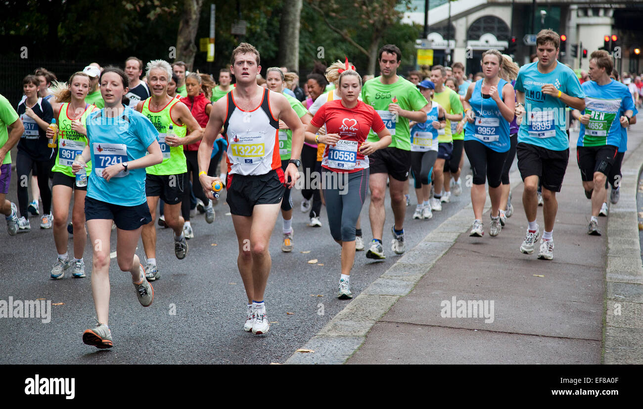 Tausende Läufer gingen auf die Londoner Straßen in die Royal Parks Foundation eine halbe Marathon 2011 um Geld für wohltätige Zwecke zu sammeln. Stockfoto