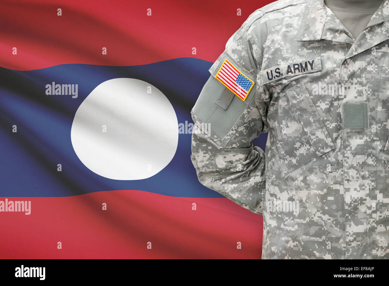 US-Soldat mit Flagge auf Hintergrund - Laos Stockfoto