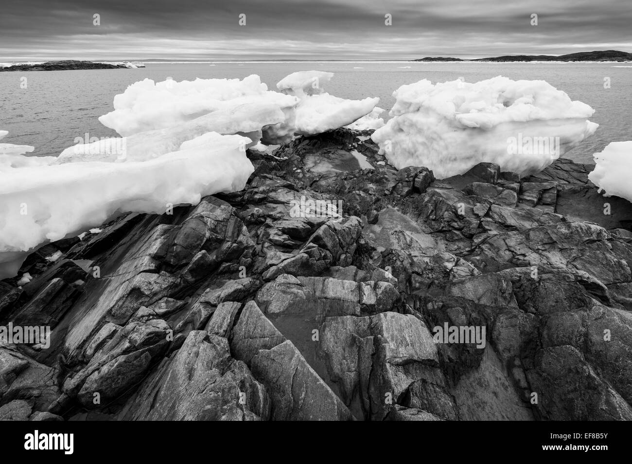Kanada, Nunavut, Gebiet, Bereich der schmelzende Eisberge stranden an den niedrigen Gezeiten entlang Frozen-Straße im nördlichen Hudson Bay in der Nähe von Arcti Stockfoto
