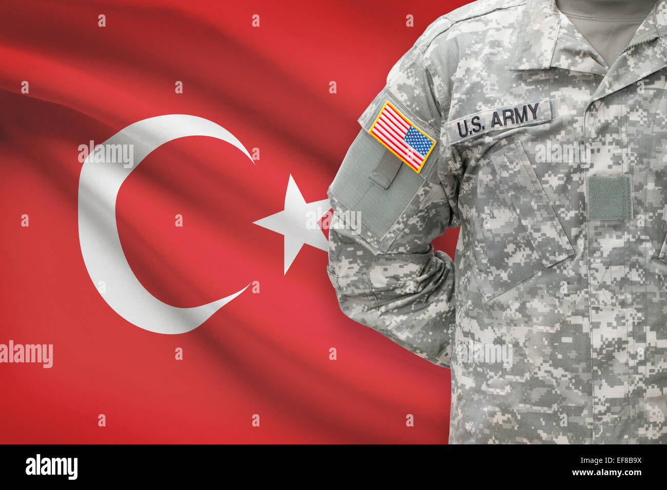 US-Soldat mit Flagge auf Hintergrund - Türkei Stockfoto