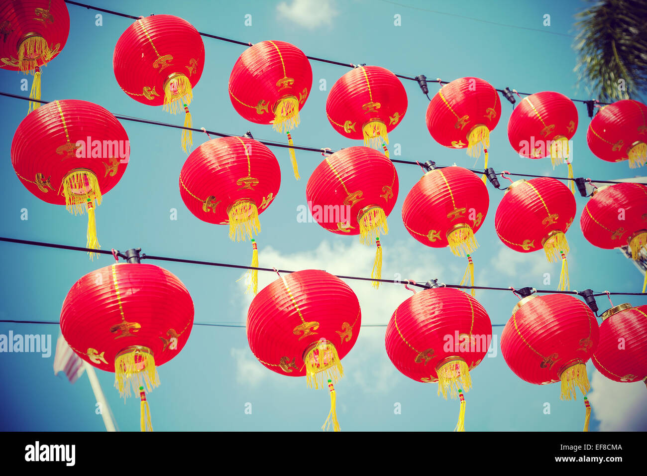 Retro-gefilterte chinesische rote Papierlaternen gegen blauen Himmel. Stockfoto