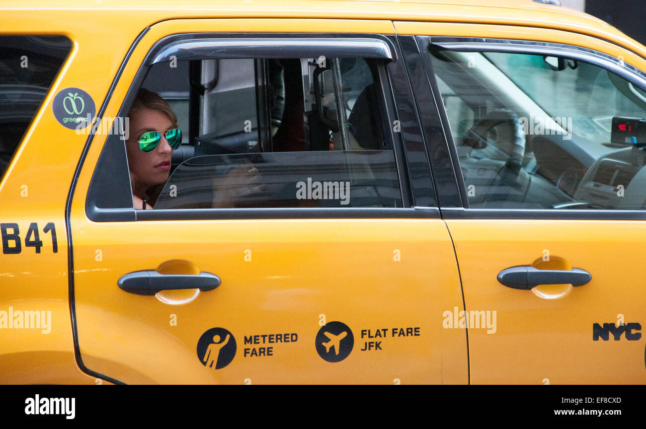 Frau in einem Taxi in New York City Stockfoto