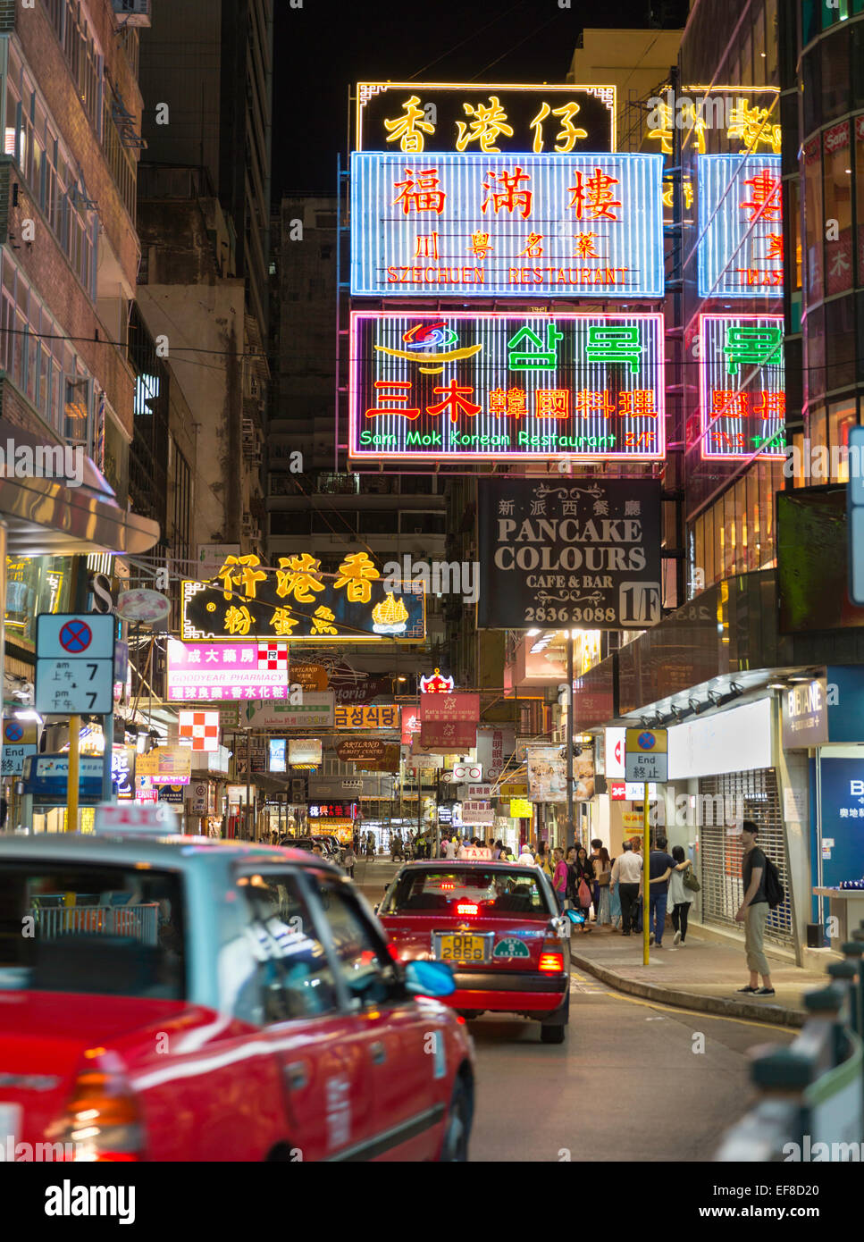 Ansicht der Cameron Road in der Nähe von Nathan Road Kowloon Hong Kong China in der Nacht. Leuchtreklamen sind allgegenwärtig. Stockfoto