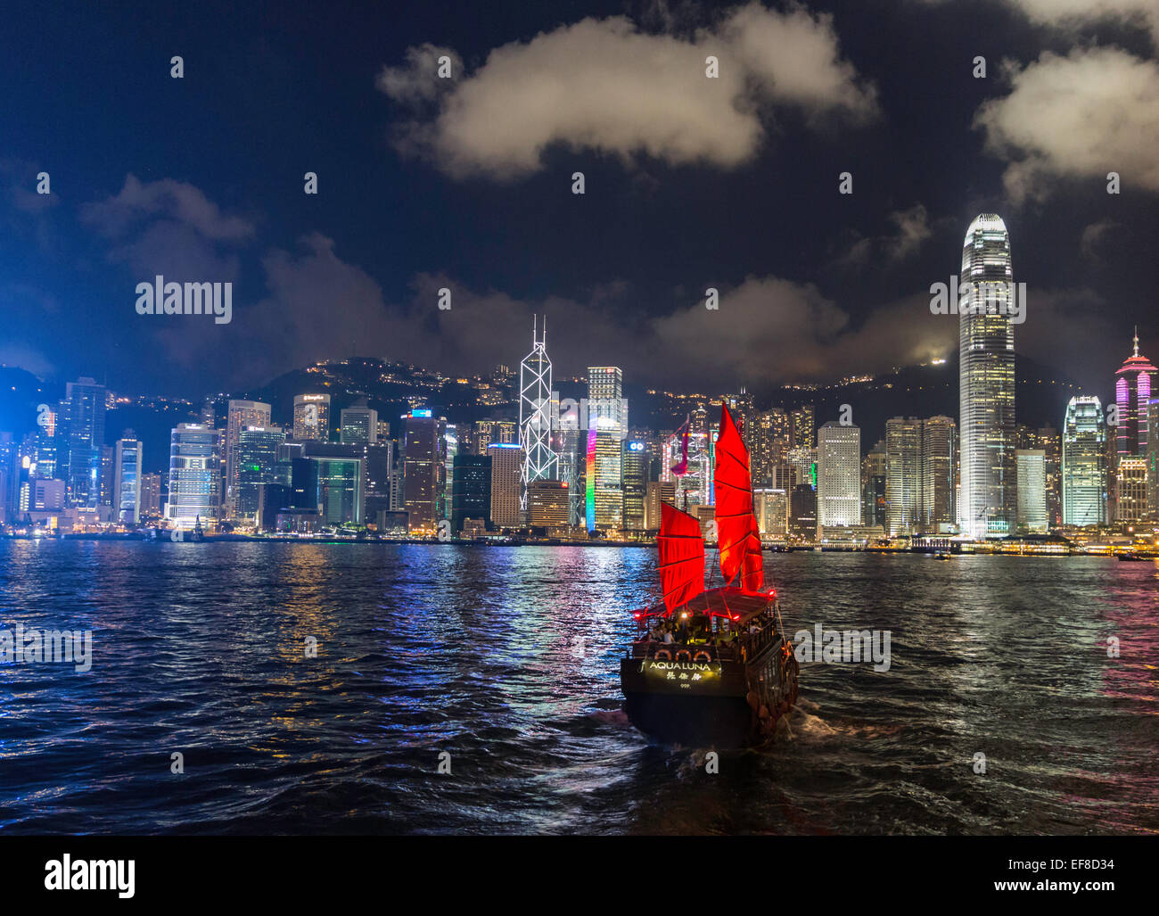 Nachtansicht des Victoria Harbour Hong Kong mit Müll Stockfoto