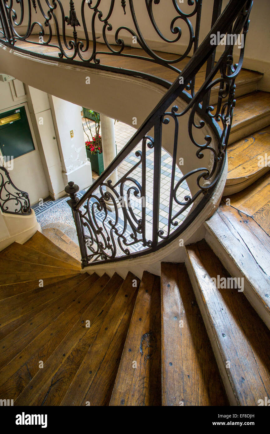 Geschwungene Treppe in Saint Germain des Prés, Paris, Frankreich Stockfoto