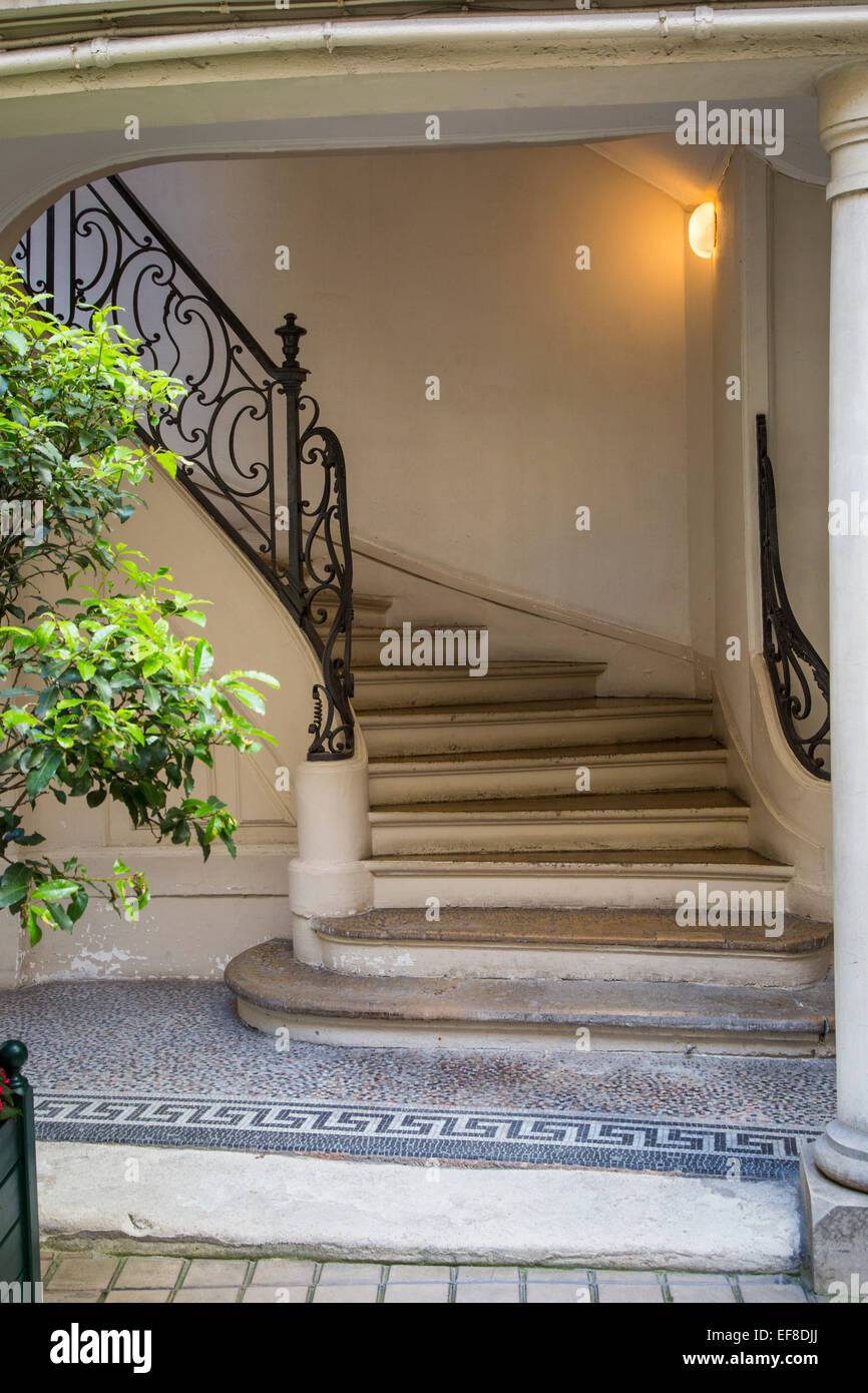 Geschwungene Treppe in Saint Germain des Prés, Paris, Frankreich Stockfoto