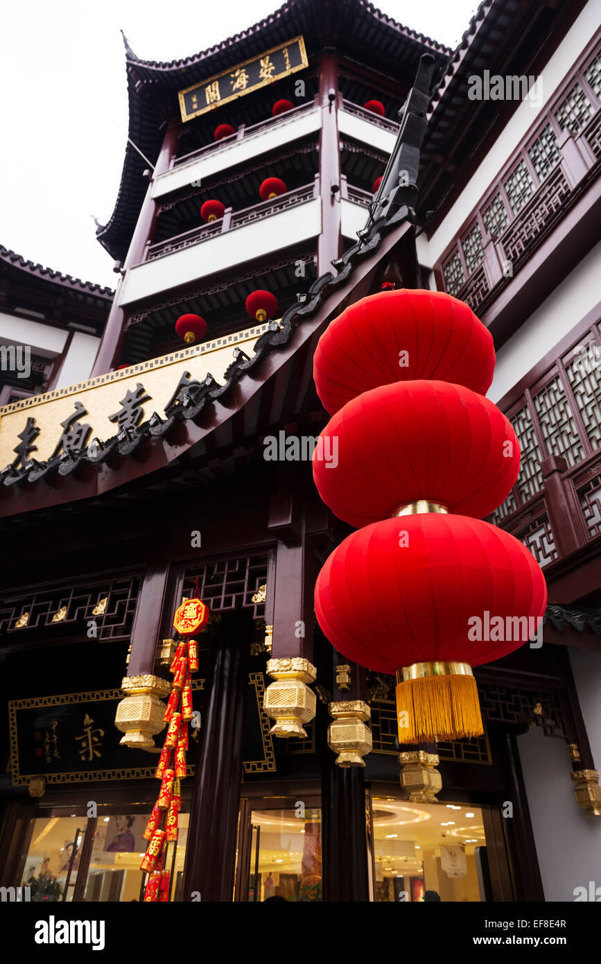 Rote Laternen und traditionelle Architektur Details der alten Stadt von Shanghai, China Stockfoto
