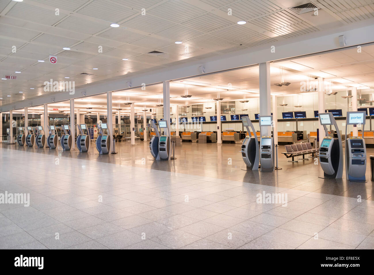 Elektronisches Check-in Automaten am Flughafen in Montreal, Quebec, Kanada Stockfoto