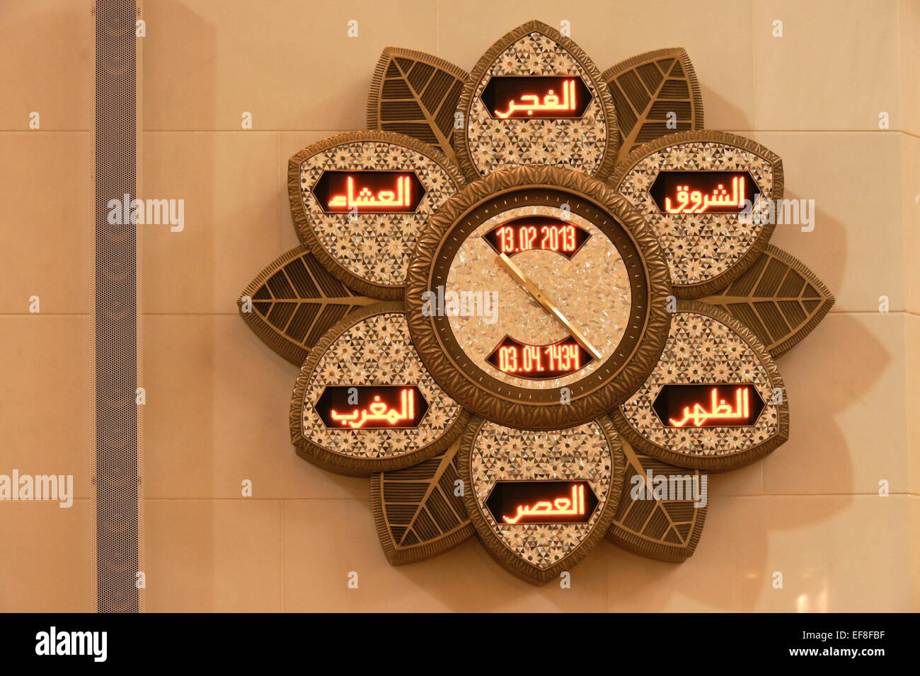 Islamische Gebet Uhr in Scheich Zayed bin Sultan al Nahyan Moschee (Moschee), Abu Dhabi, Vereinigte Arabische Emirate Stockfoto