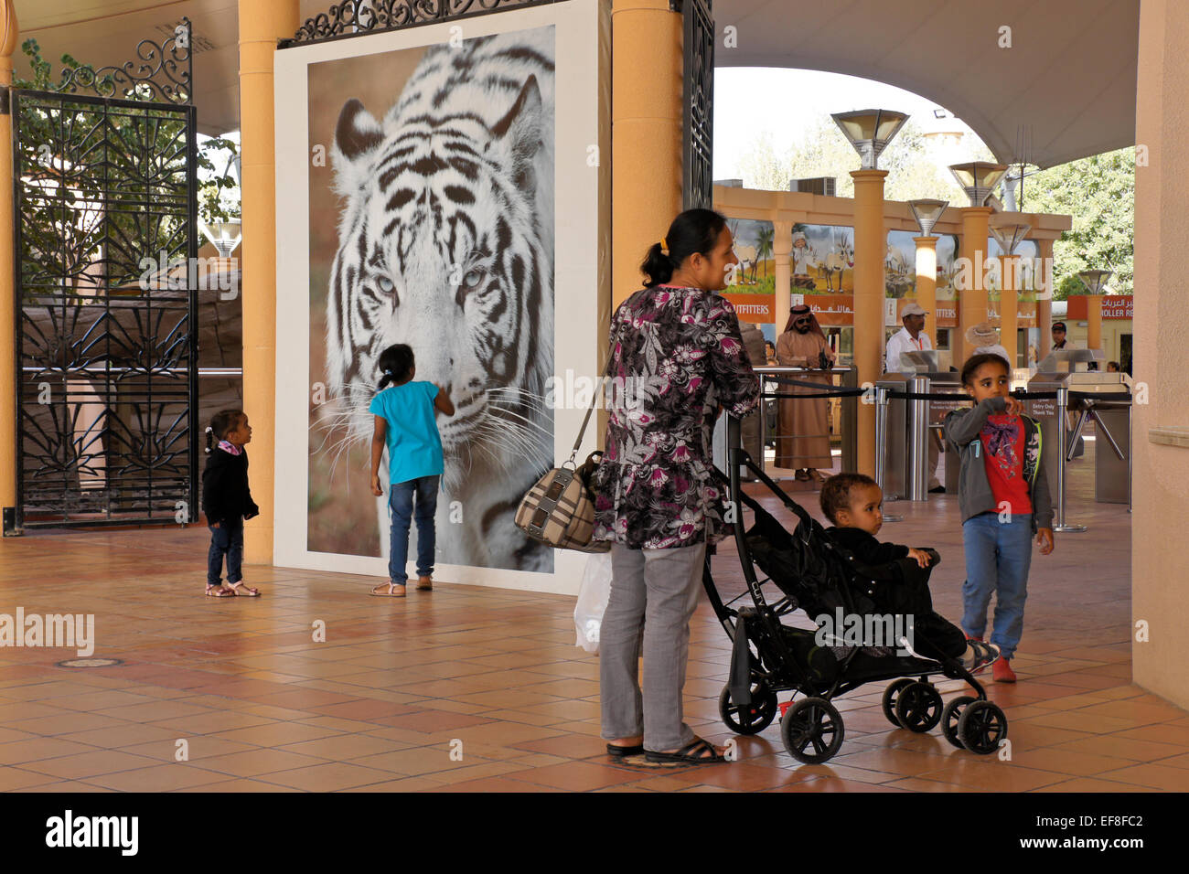 Frau und Kinder am Eingang zum Zoo von Al Ain, Abu Dhabi, Vereinigte Arabische Emirate Stockfoto
