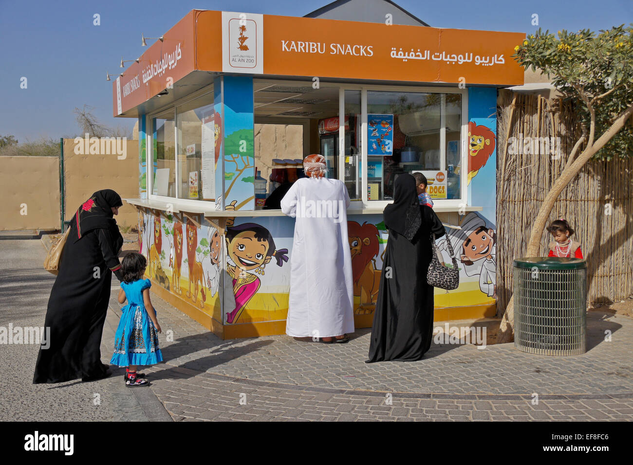 Arabische Familie an Snack-Bar, Zoo von Al Ain, Abu Dhabi, Vereinigte Arabische Emirate Stockfoto
