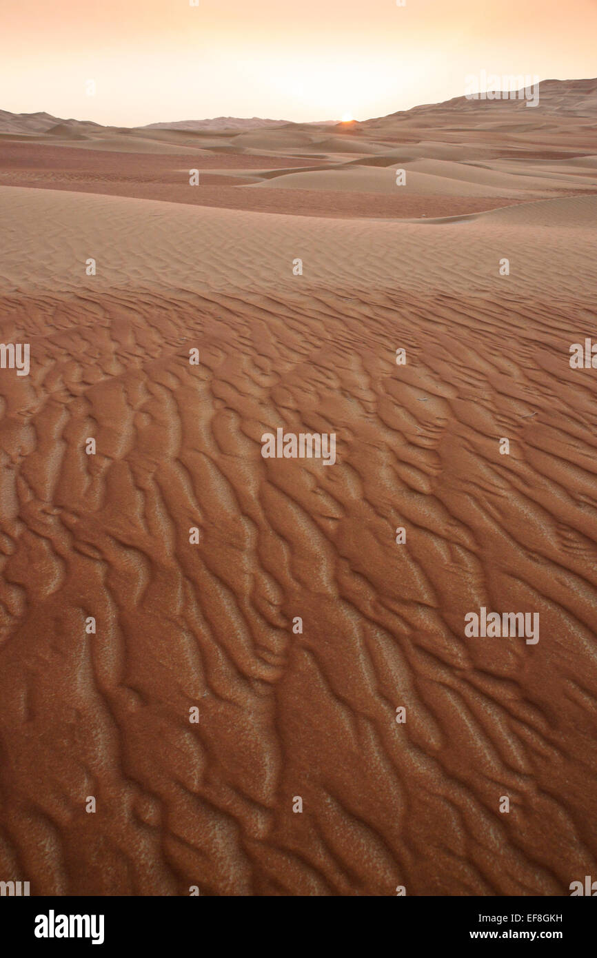 Sonnenuntergang hinter den Sanddünen von Liwa, Abu Dhabi, Vereinigte Arabische Emirate Stockfoto