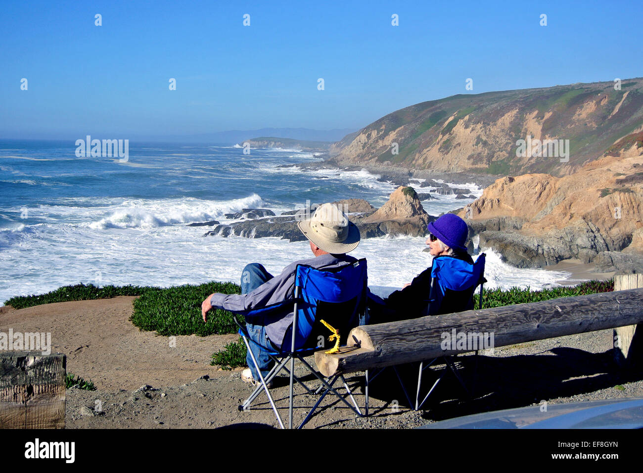 paar sitzen auf Suche in Bodega Bay Kalifornien auf der Suche nach Migration Wale Stockfoto