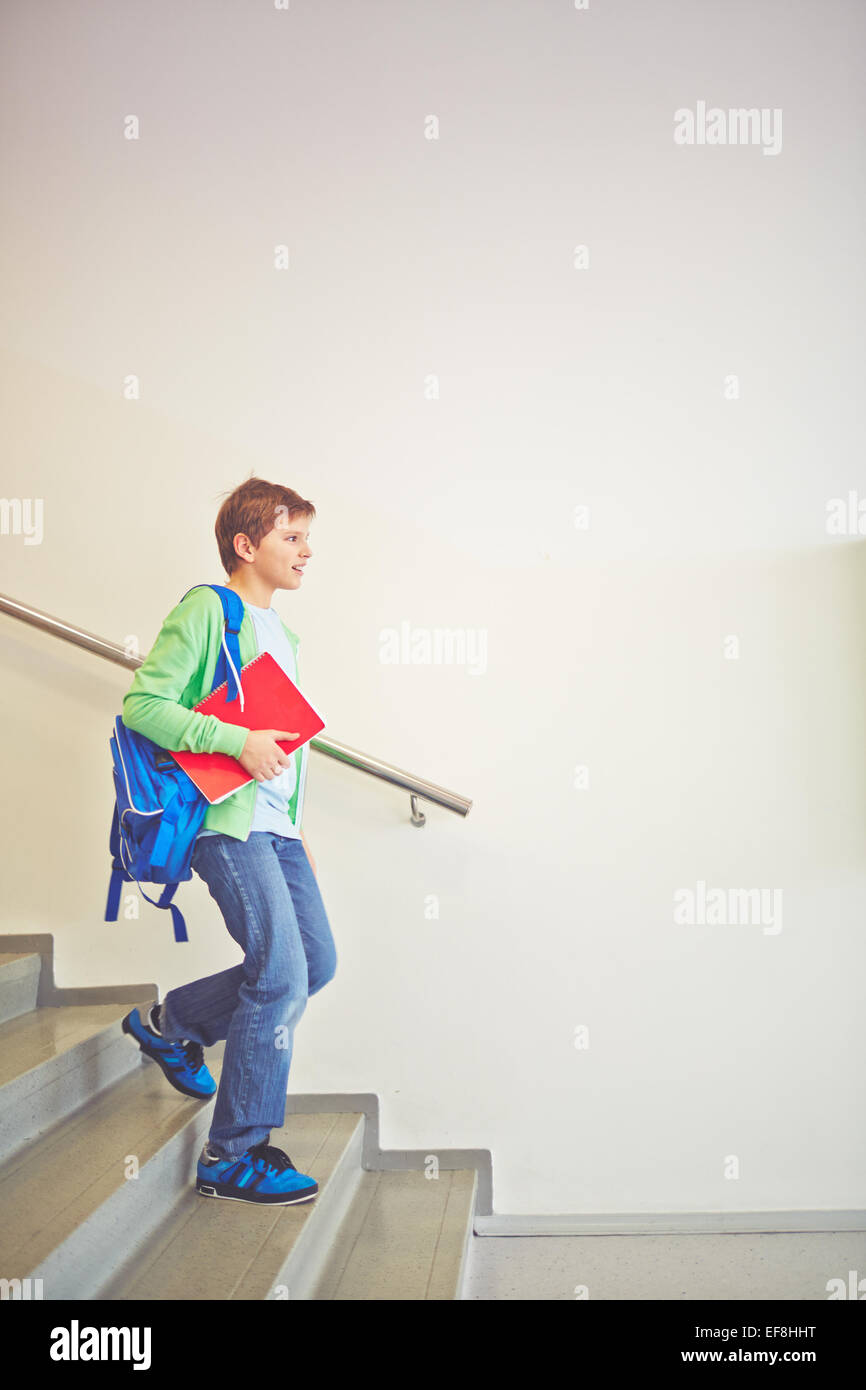 Pre-teen Schuljunge mit Rucksack nach unten gehen Stockfoto