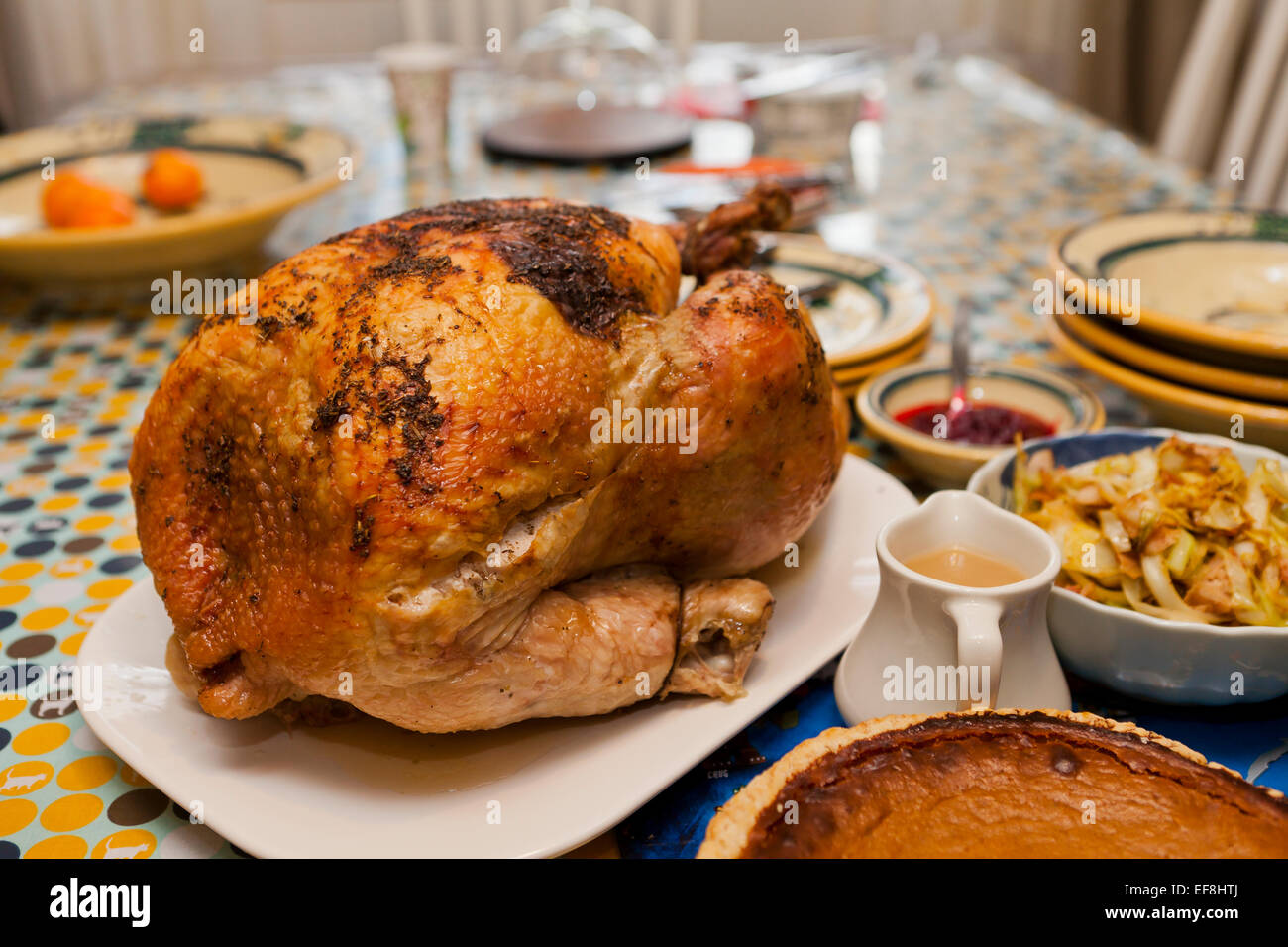 Thanksgiving-Truthahn-Abendessen auf Tisch - USA Stockfoto