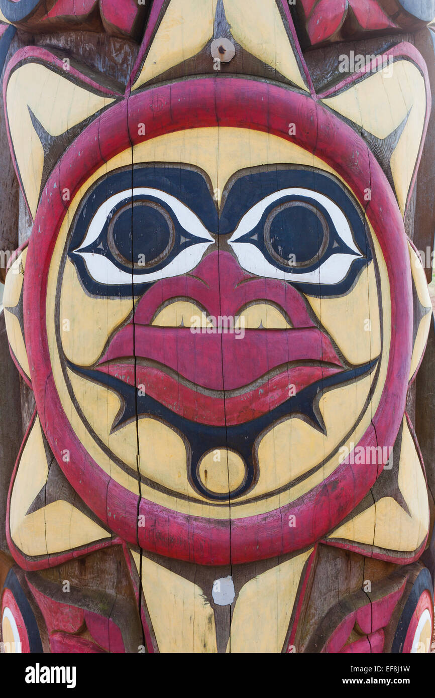 Gesicht Schnitzen auf Native Indian Totempfahl - USA Stockfoto