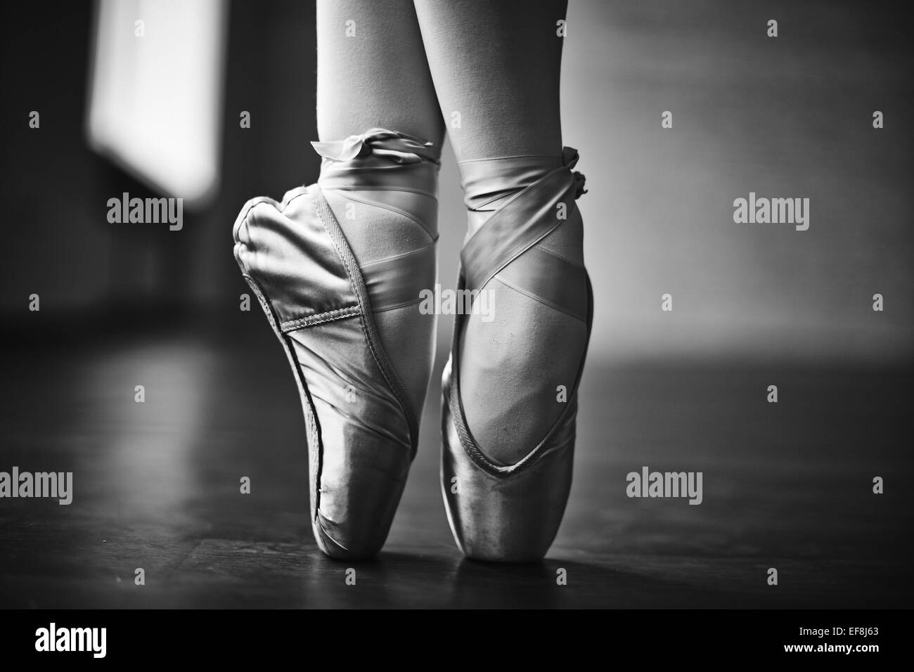 Füße der tanzenden Ballerina während der Proben Stockfoto