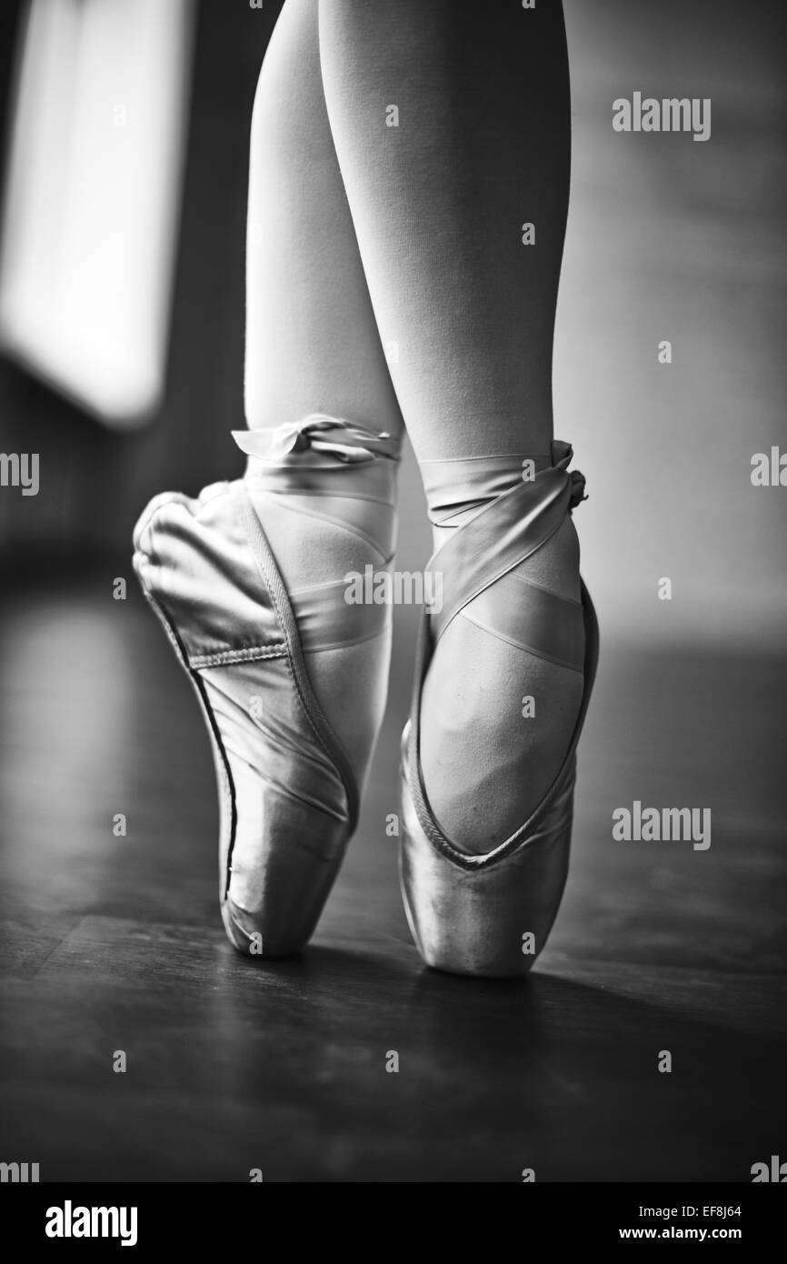 Füße der Tänzerin im Ballettschuhe Stockfoto