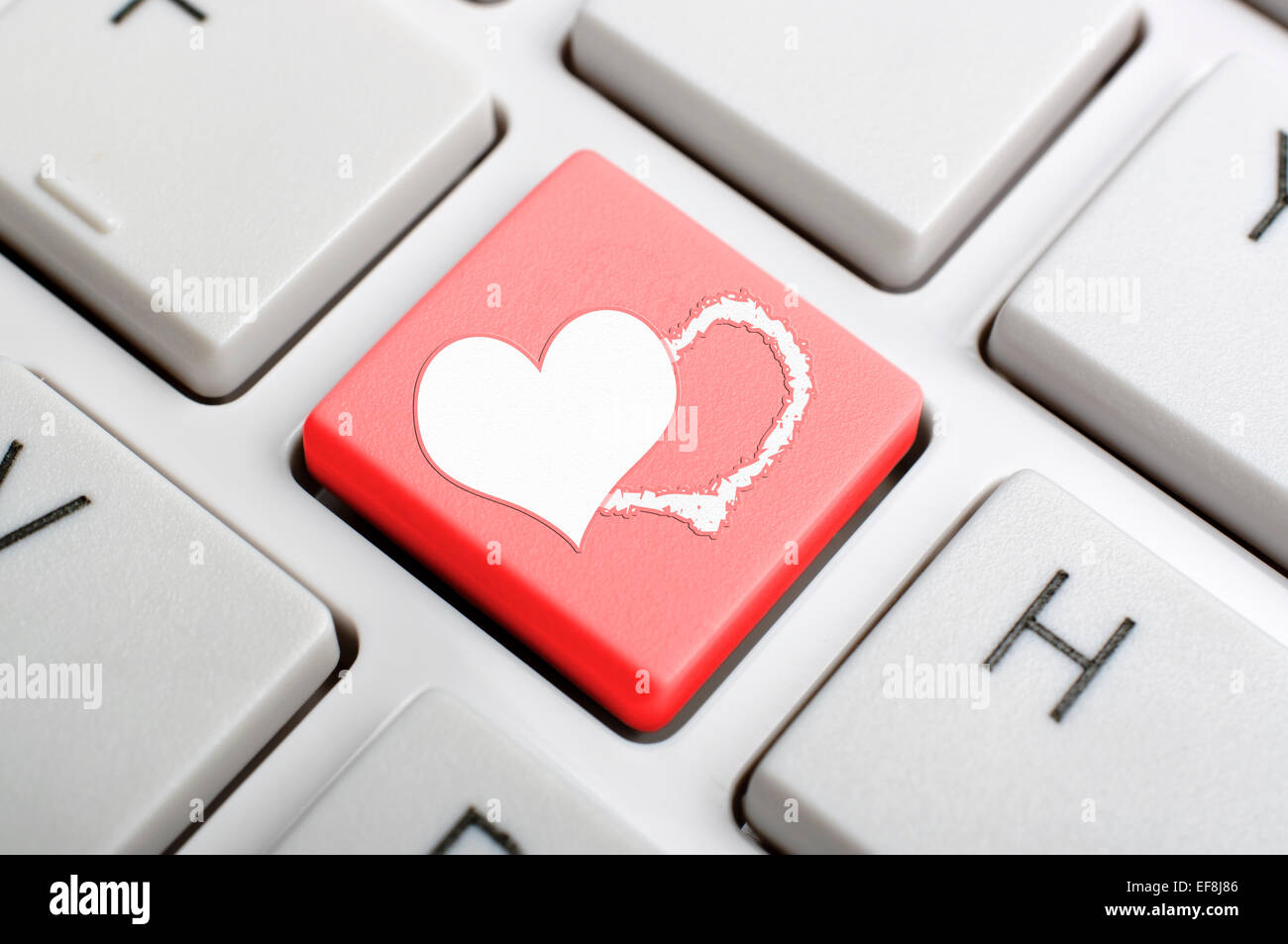 Rotes Herz-Sym-Taste auf der Tastatur Stockfotografie - Alamy