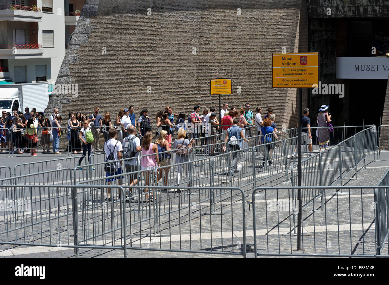 Lange Warteschlange vor dem Eingang zu den Vatikanischen Museum, Vatikanstadt, Rom, Italien. Stockfoto