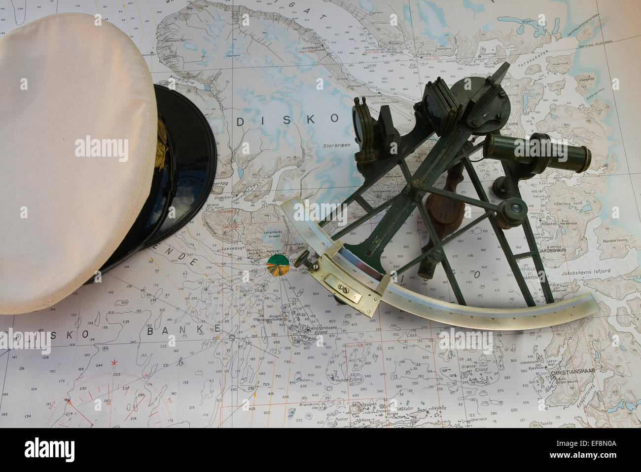 Schirmmütze und Sextant in einem Diagramm Stockfoto