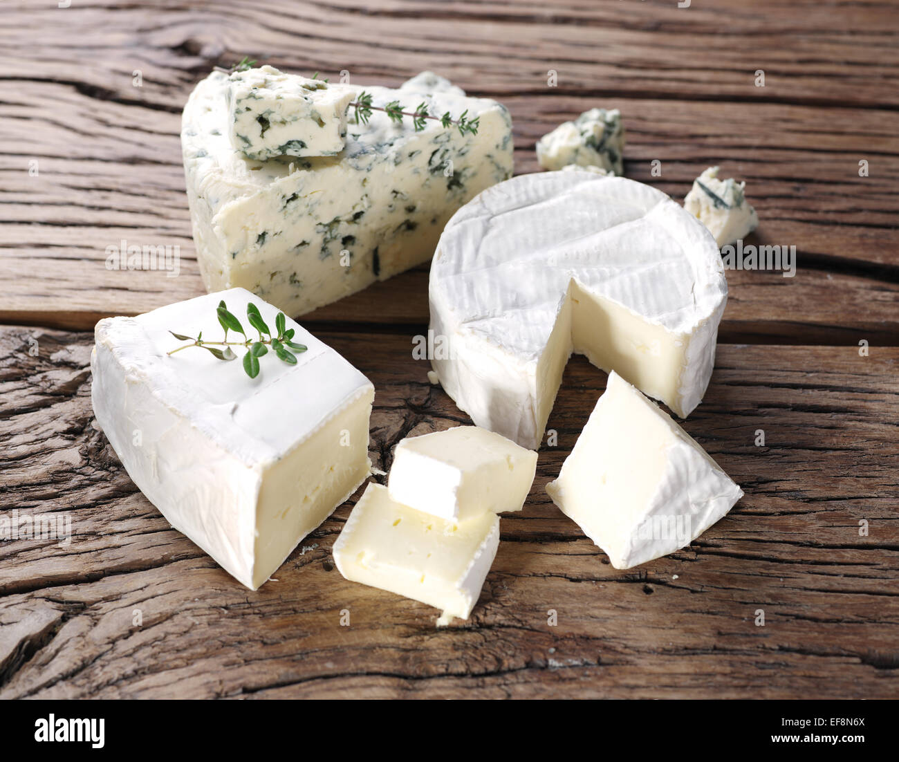 Gruppe von Käse mit Schimmel auf alten Holztisch. Stockfoto