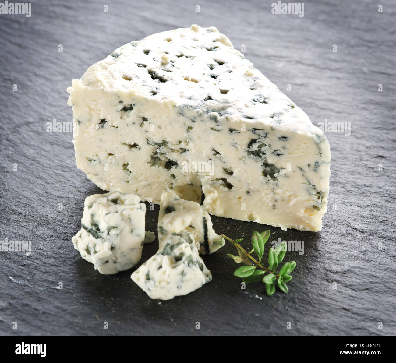 Dänische blau Käsescheiben auf die graue Steinoberfläche. Stockfoto