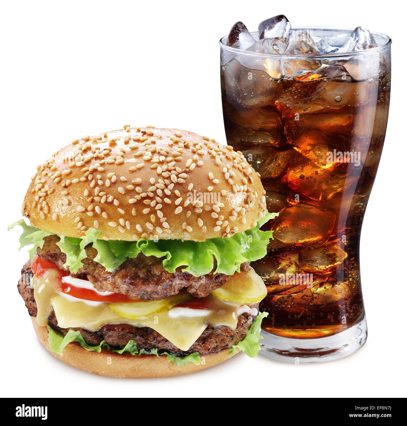 Hamburger und Cola trinken. Speisen zum mitnehmen. Datei enthält Beschneidungspfade. Stockfoto