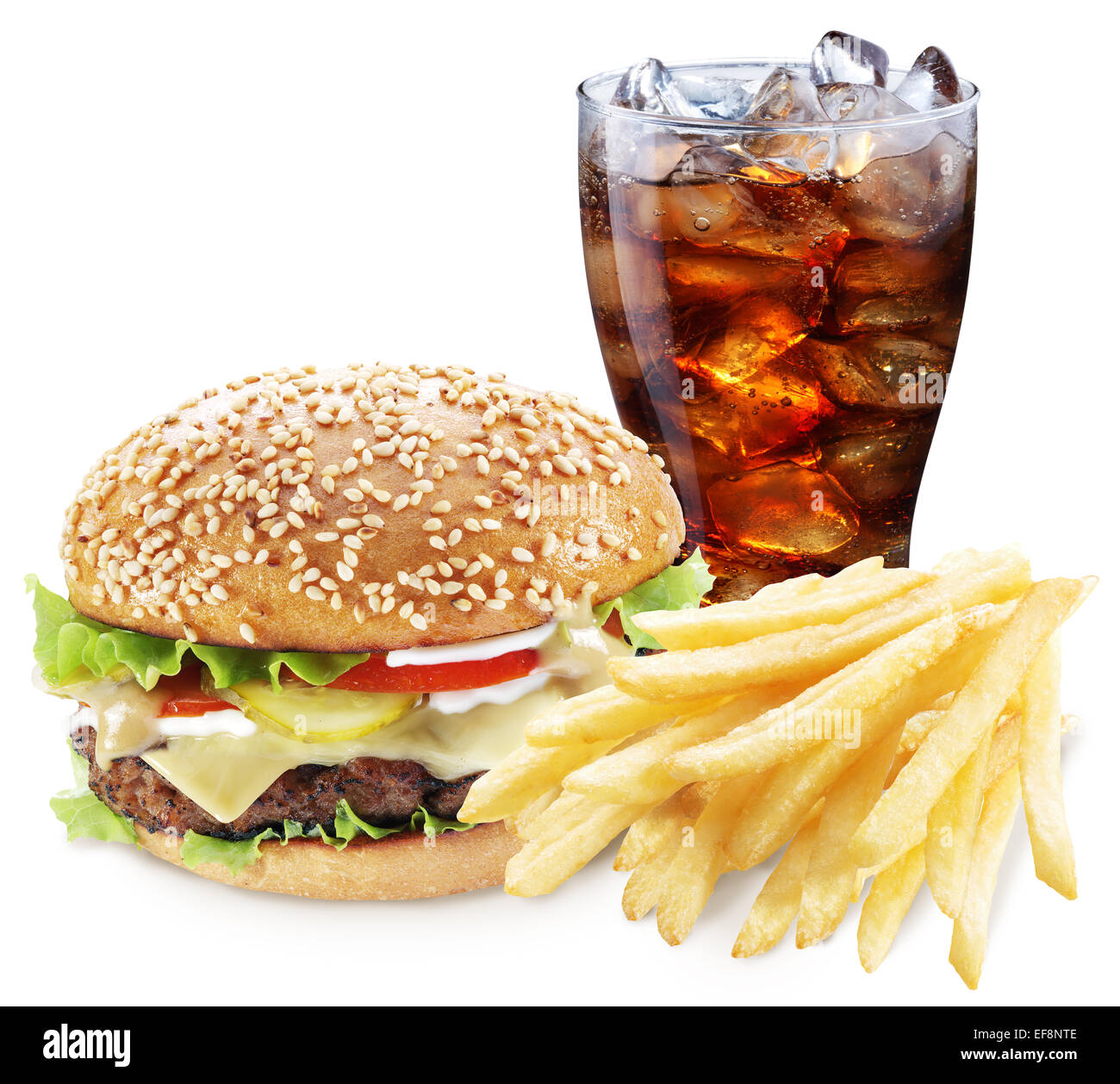 Hamburger, Pommes frites, Cola trinken. Speisen zum mitnehmen. Datei enthält Beschneidungspfade. Stockfoto