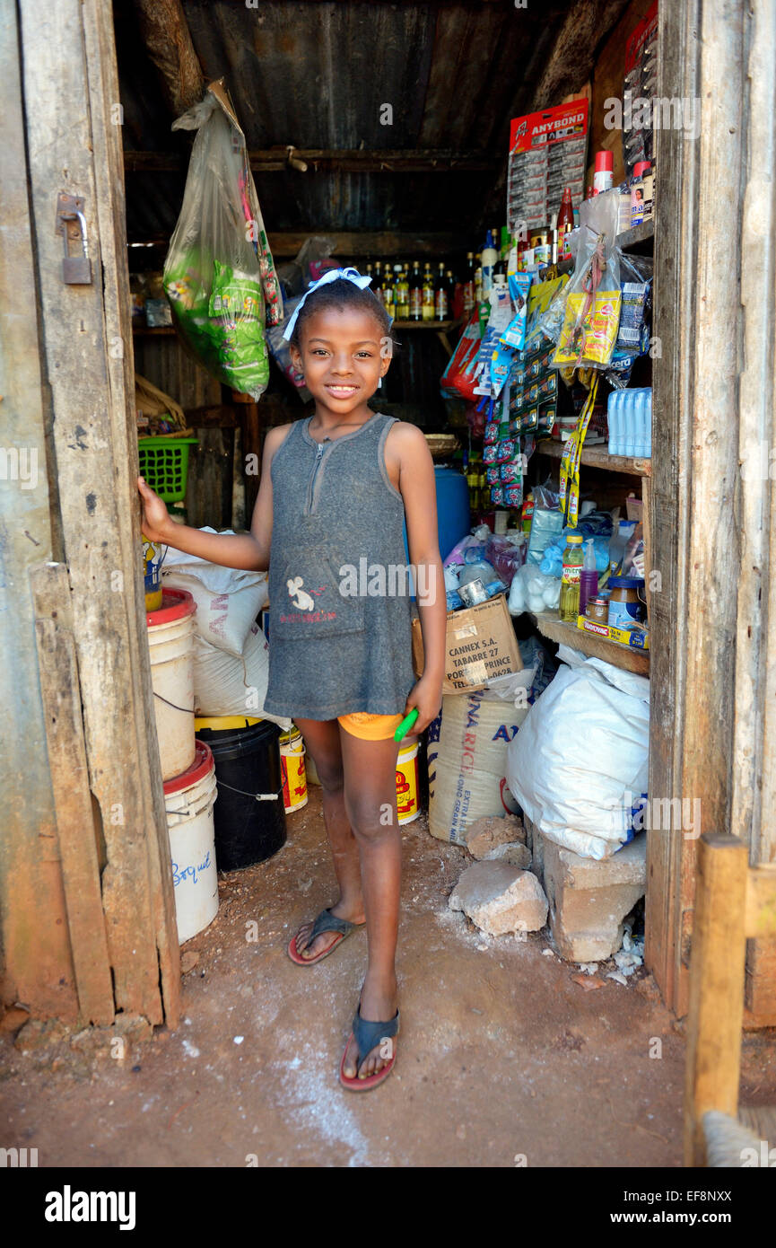 Mädchen in einem kleinen Laden, Ridore, Sud-Est-Abteilung, Haiti Stockfoto