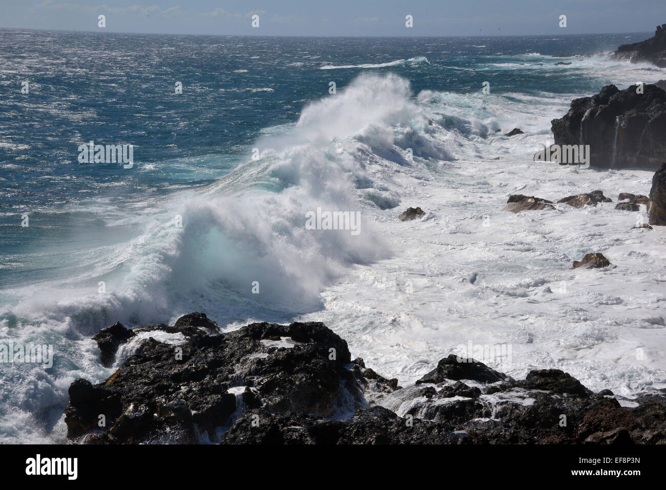 Spray, Vulkangestein, vulkanischen Küste, West-Küste mit Klippen, St Leu, Réunion Stockfoto