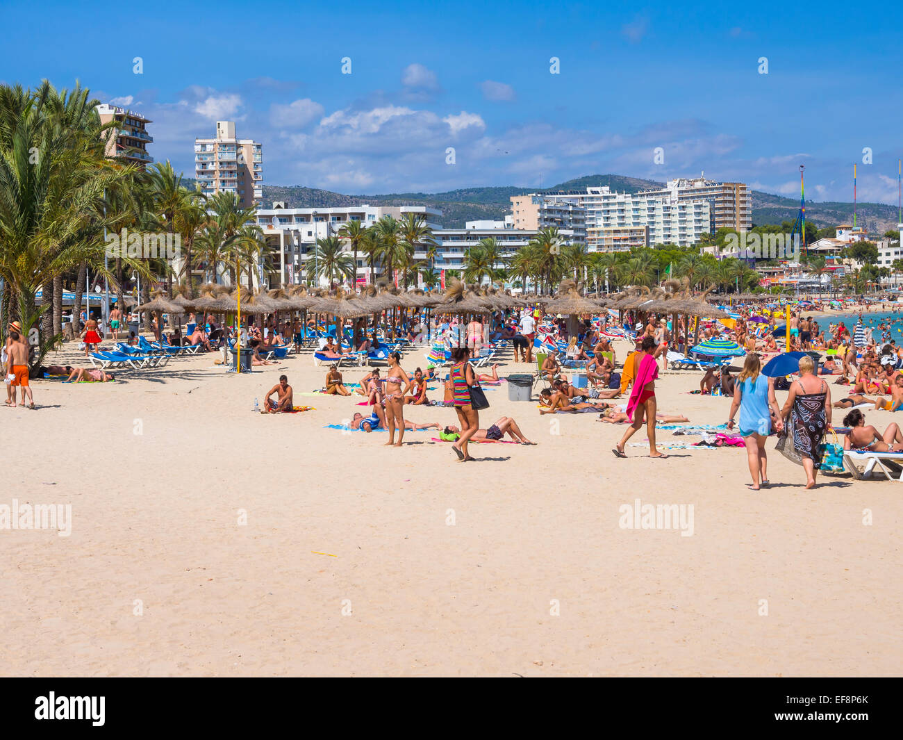 Badegäste am Strand, Magaluf, Mallorca, Balearen, Spanien Stockfoto