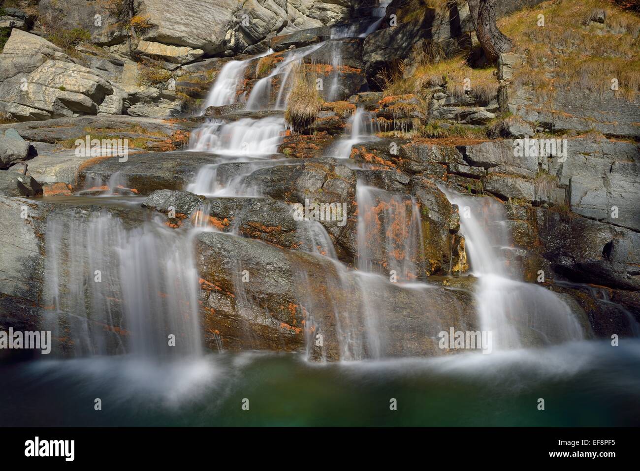 Gebirgsfluss fällt in mehreren Kaskaden in den Fluß Grand Eyvia Nationalpark Gran Paradiso, Valle di Cogne, Piemont Stockfoto