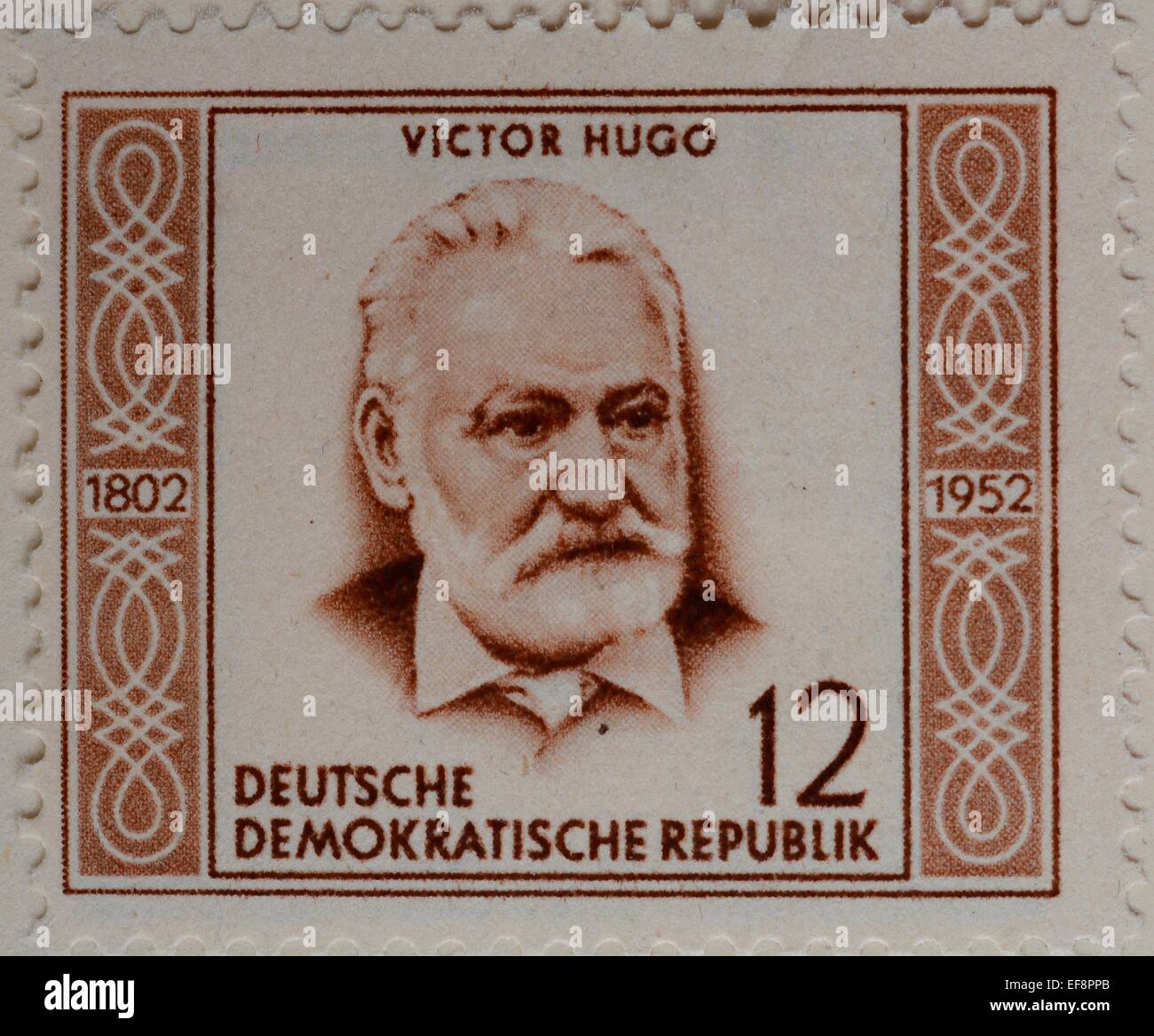 Victor Hugo, französischer Dichter, Schriftsteller und Dramatiker der romantischen Bewegung, Porträt auf einer deutschen Briefmarke, DDR, 1952 Stockfoto