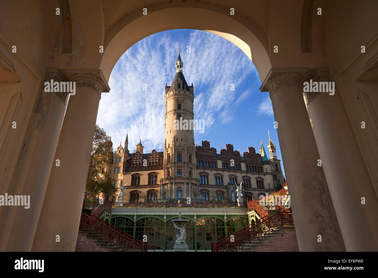Schweriner Schloss, erbaut von 1845 bis 1857, romantischen Historismus, Orangerie und Café auf der Vorderseite, Schwerin Stockfoto