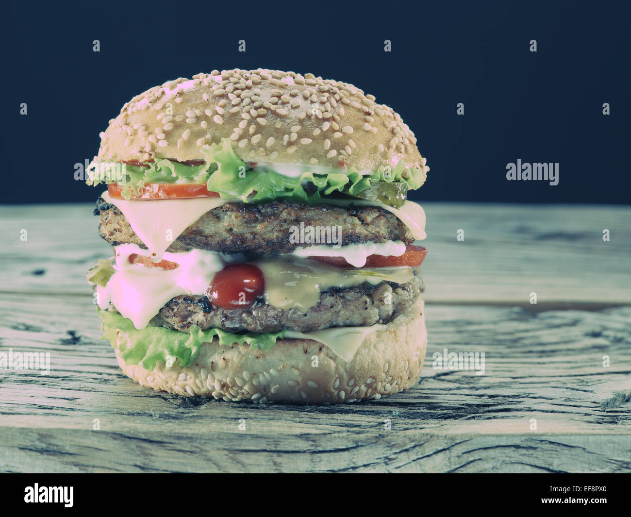 Hamburger auf alten Holztisch. Stockfoto