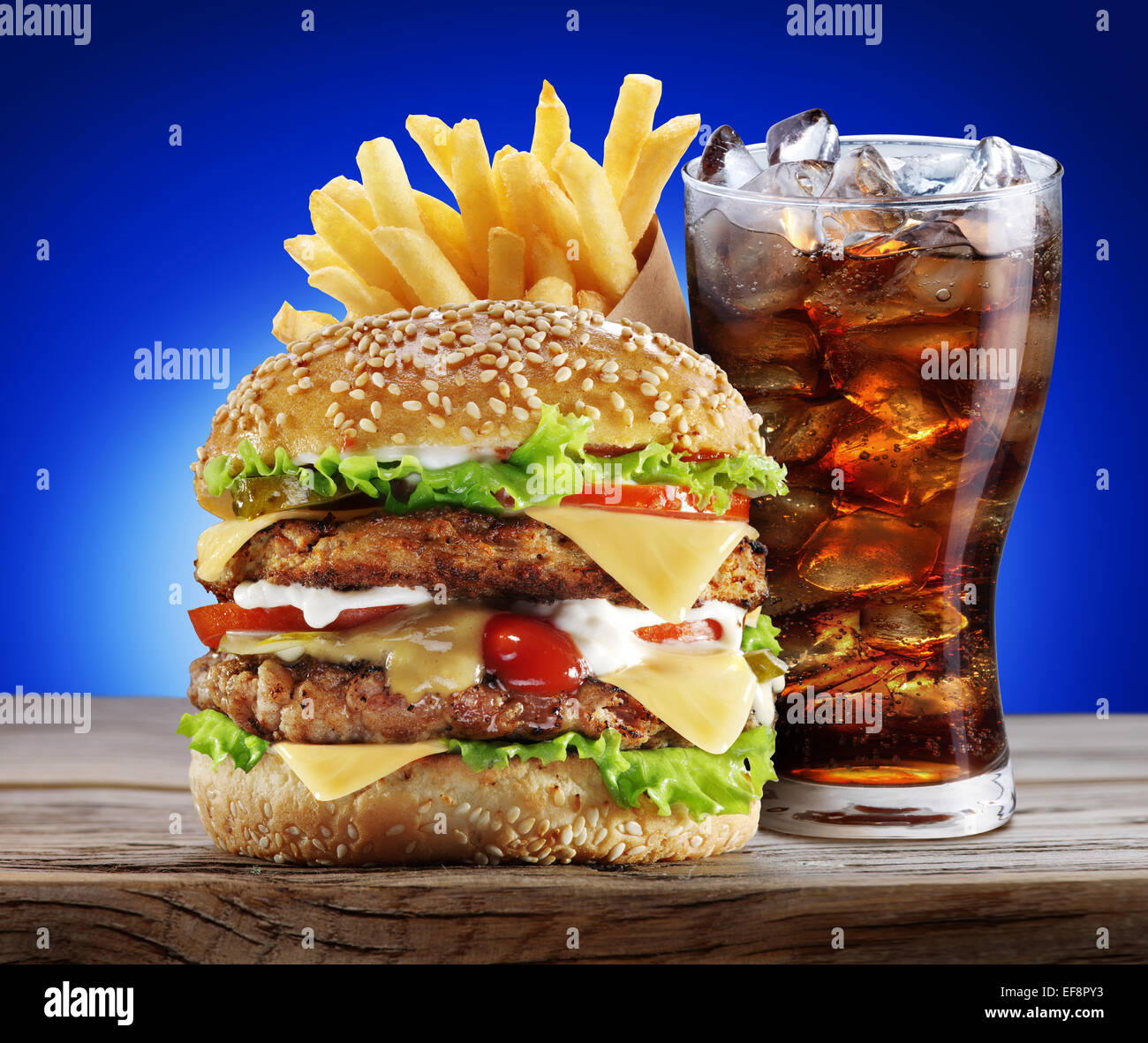 Hamburger, Pommes frites, Cola trinken. Speisen zum mitnehmen. Stockfoto