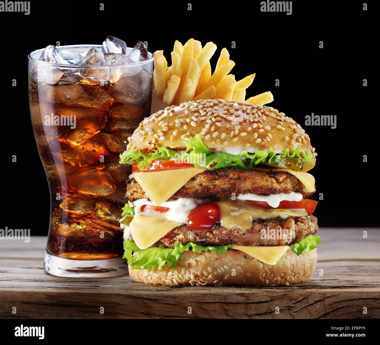 Hamburger, Pommes frites, Cola trinken. Speisen zum mitnehmen. Stockfoto