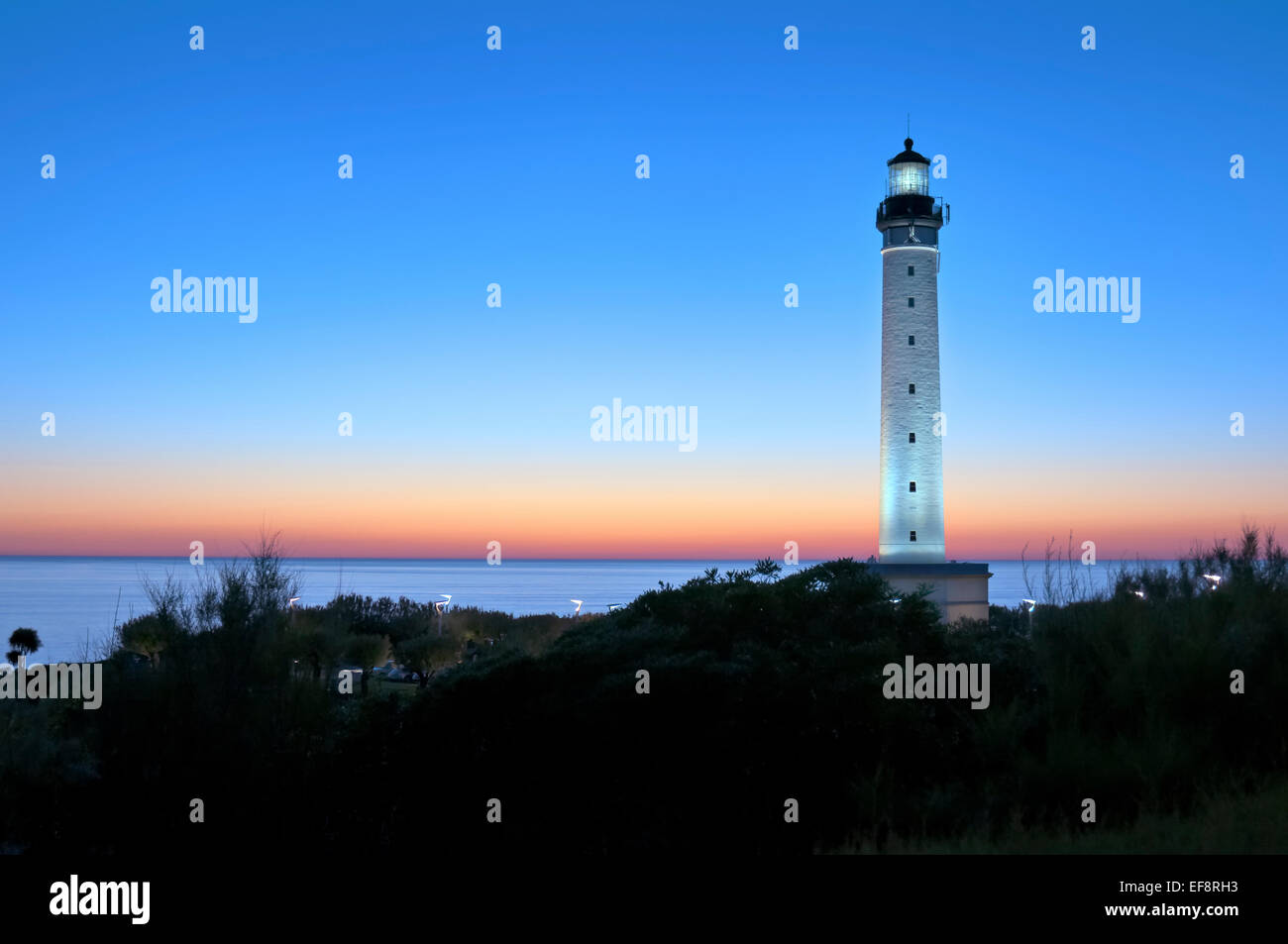 Spanien-Kastilien-La Manche Provincia de Guadalajara Uceda Caraquiz Calle Biarriz beleuchtete Phare de Biarritz gegen klarer Himmel in der Abenddämmerung Stockfoto