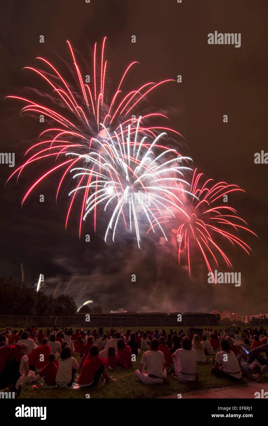 Spanien, Navarra, Pamplona, Menschenmenge beobachten Feuerwerk explodiert während San Fermin festival Stockfoto