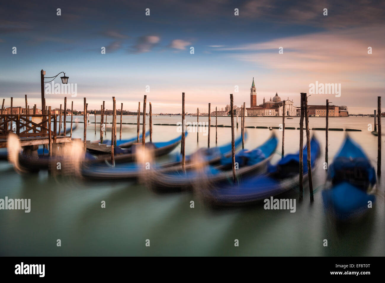 Italien, Venedig, vertäute Gondeln hintereinander mit Skyline der Stadt im Abstand Stockfoto