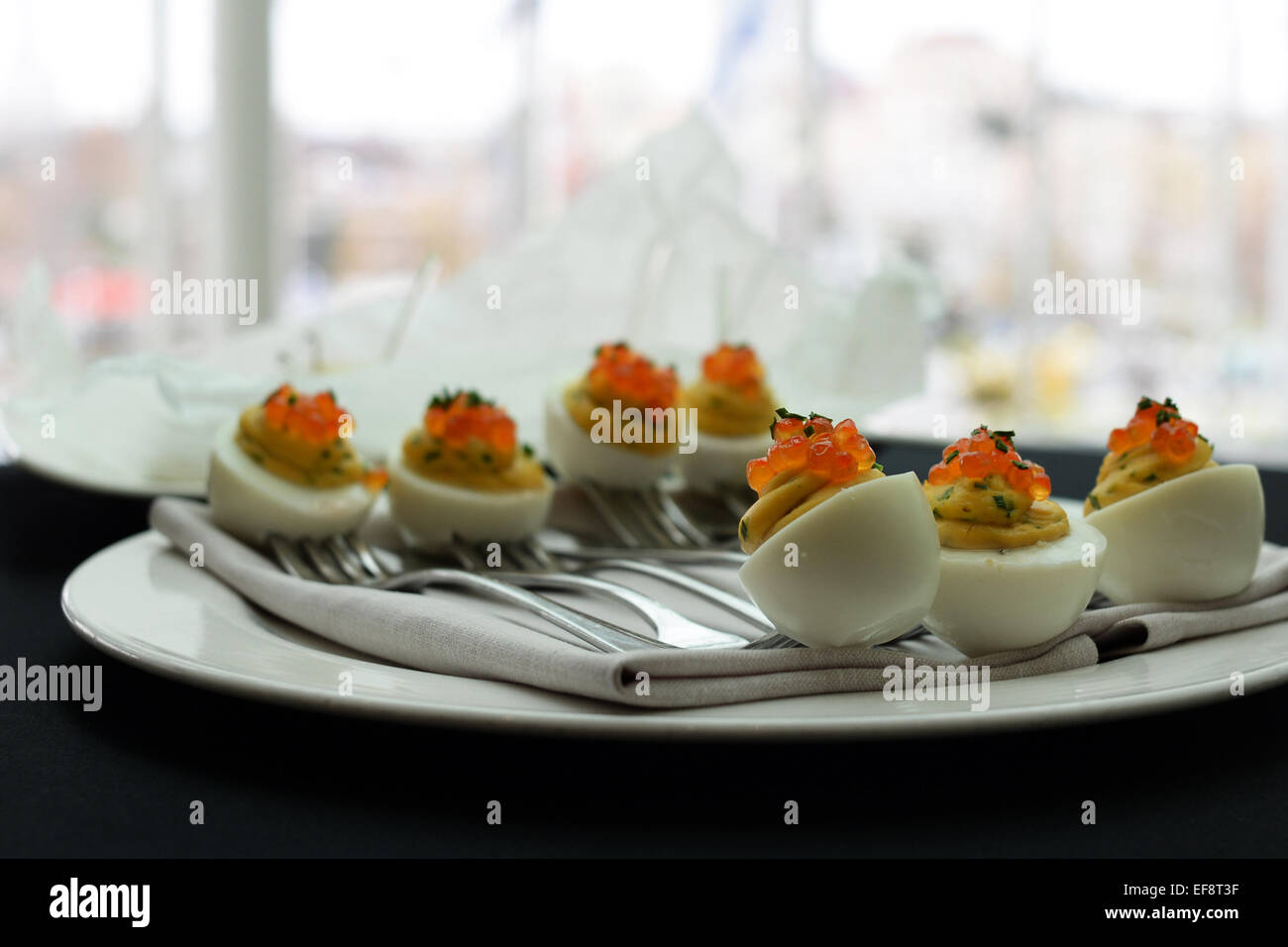 Gekochten Eiern mit Kaviar Stockfoto