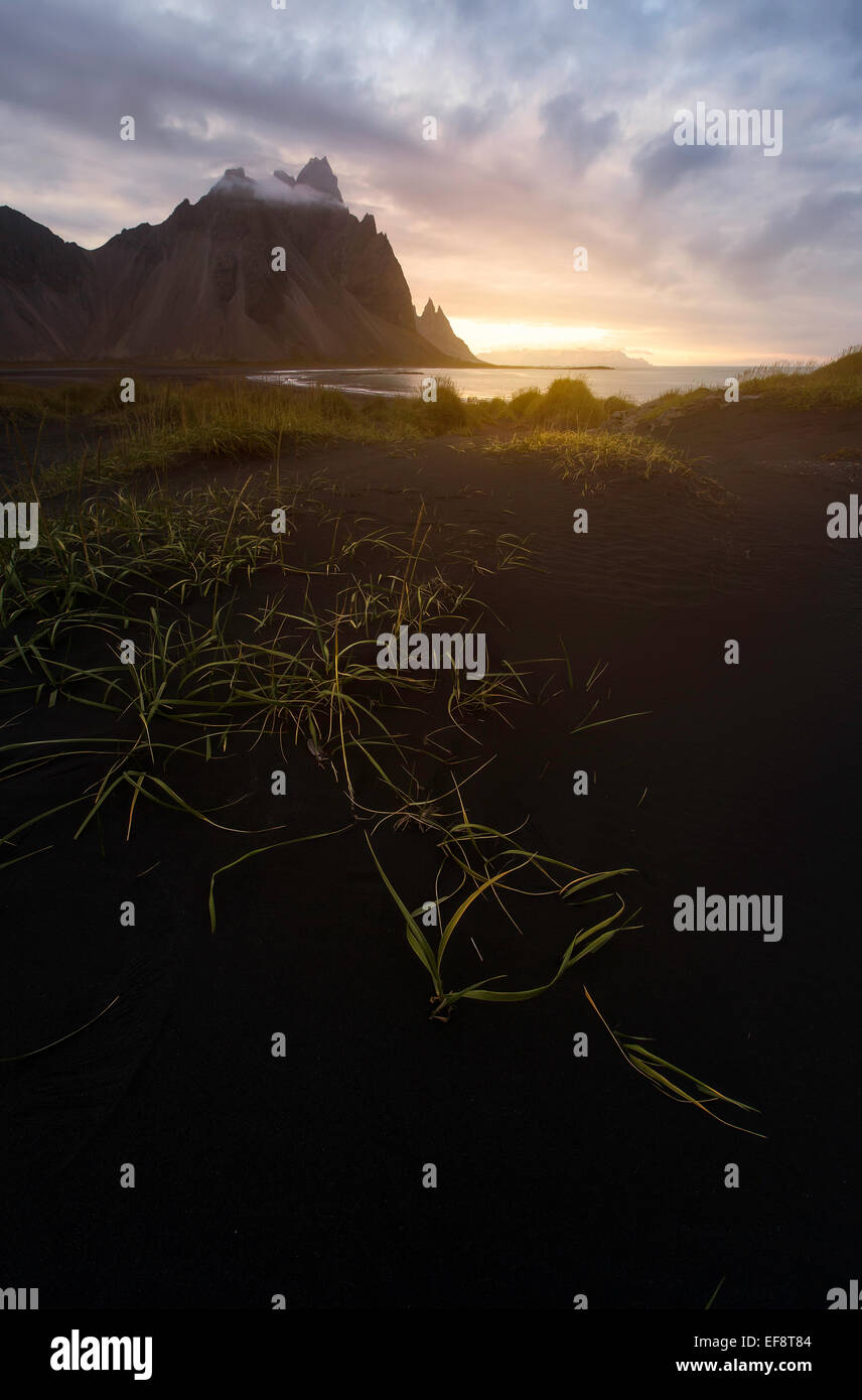 Island, dramatische Landschaft in der Abenddämmerung Stockfoto